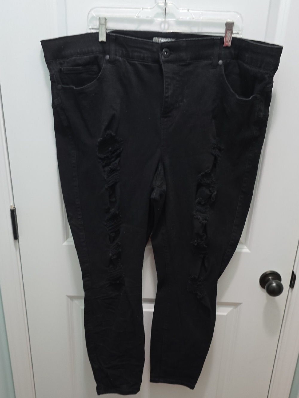 Torrid Bombshell Skinny Black Straight Leg Distressed Jeans Size 26R